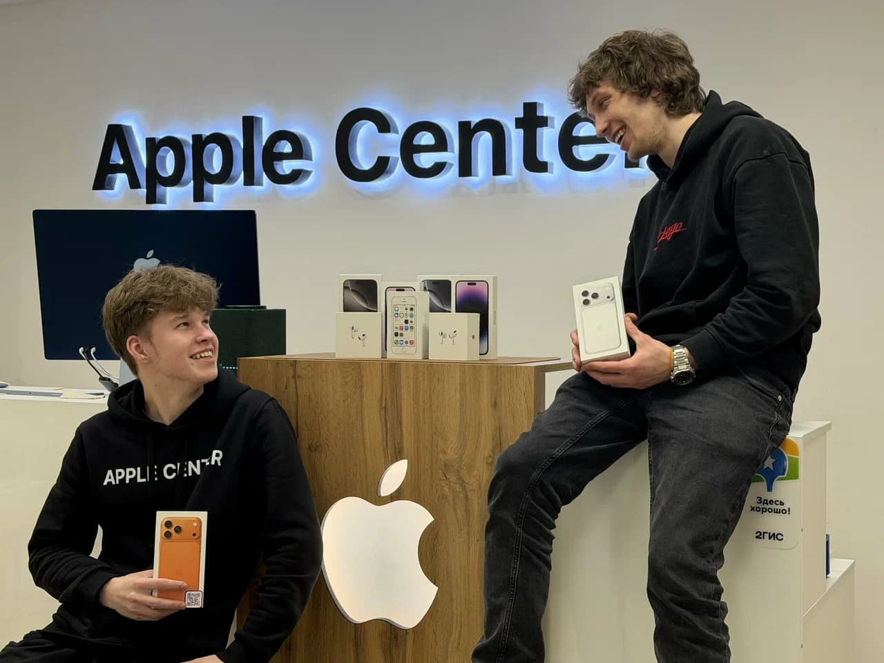 Два человека с техникой в магазине Apple Center в Перми