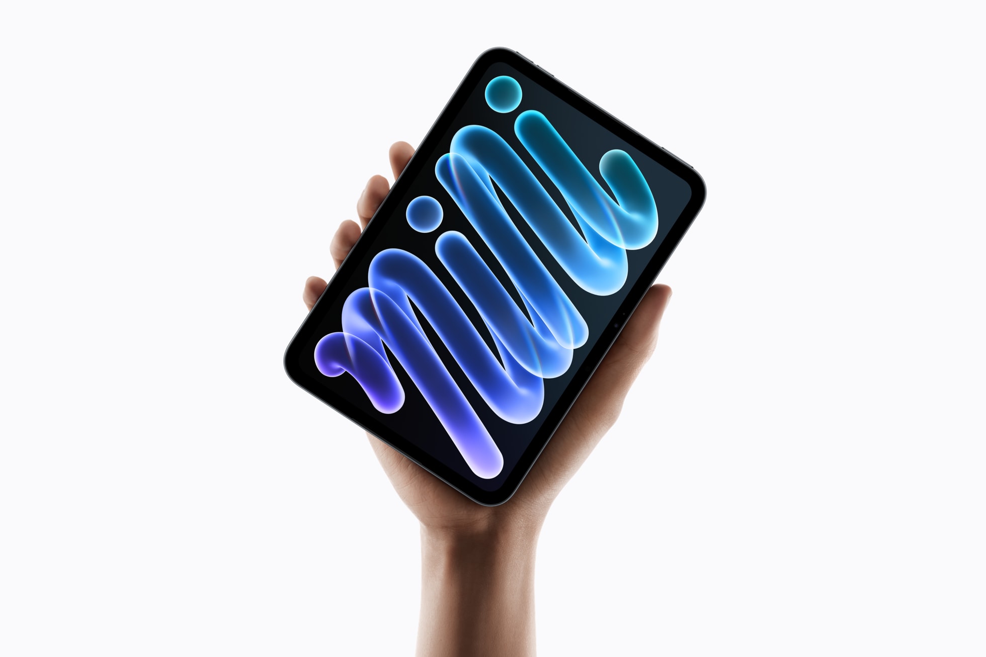Новый iPad mini в руке, официальный материал Apple
